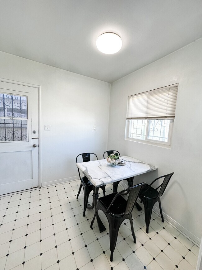 Kitchen 1b - 2912 Bellevue Ave