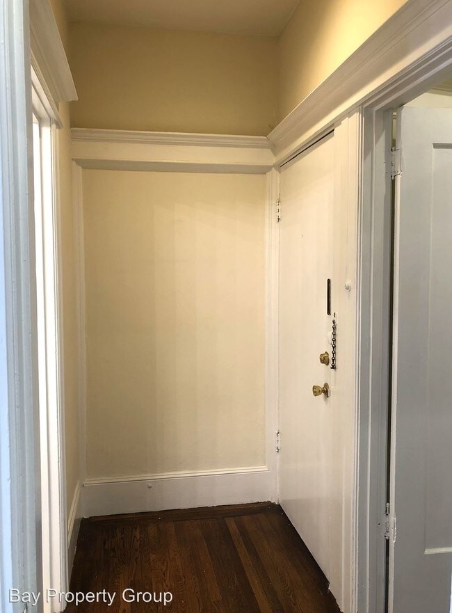 Building Photo - 673 Oak St