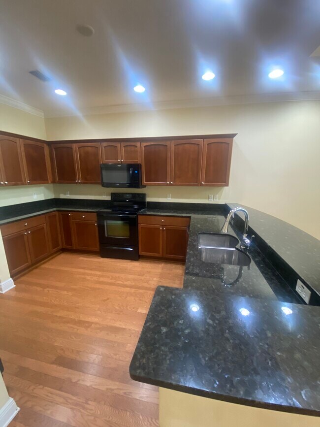 Building Photo - 241 Valencia Cir