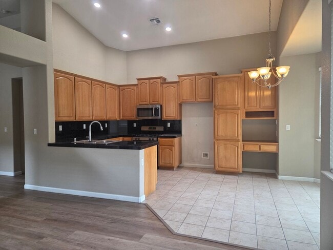 Foto del edificio - Desirable Empire Ranch 3 Bdrm, 2 Bath