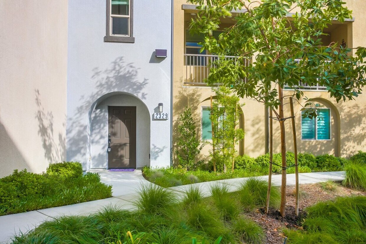 Foto principal - Beautiful 4 Bedroom Townhome! Built in 202...