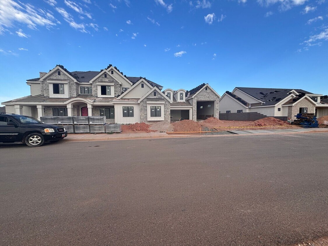 Foto principal - Gorgeous 6 bed 7 bath with Pool and Home T...