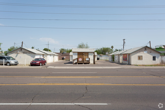 Building Photo - 2822 W Mcdowell Rd