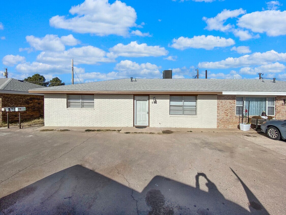 Primary Photo - 708 East Sunset Drive