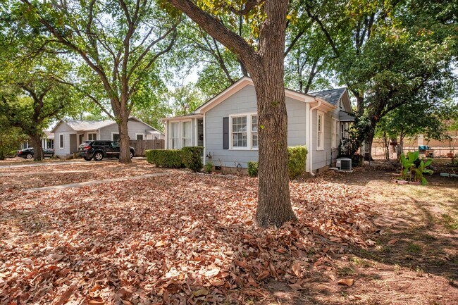 Building Photo - Charming Bryker Woods Retreat