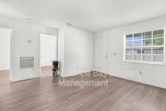 Building Photo - 402 W Columbus Dr