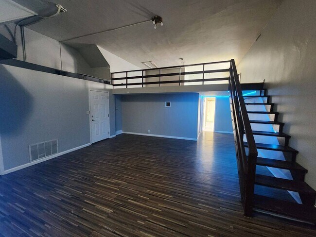 Building Photo - 300 n 6th