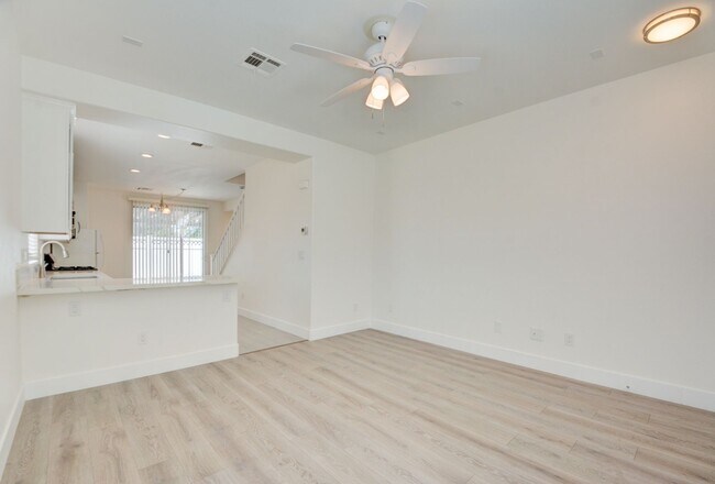 Foto del edificio - 2 Story 2 Bedroom Gated Community Amazing Location