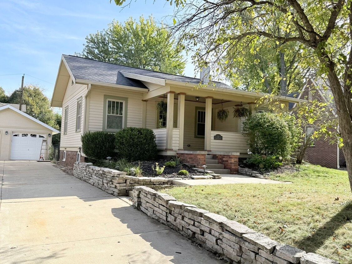 Foto principal - Beautifully updated 2 bed/2 bath in Bloomi...