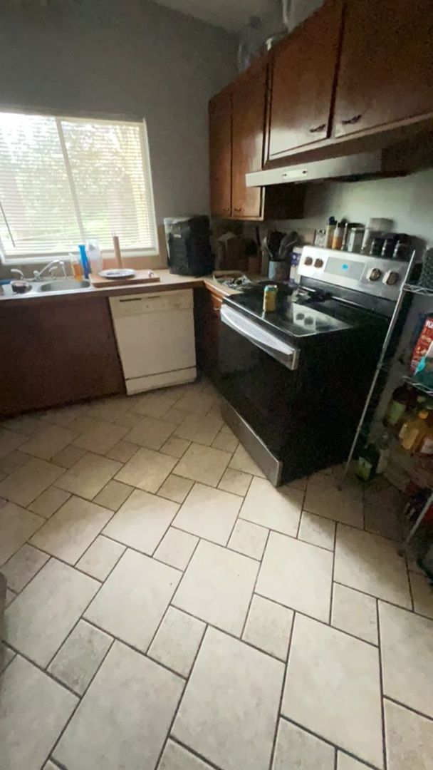 Building Photo - 4 BEDROOM 2BATH- With POOL-Corner Lot-Must...