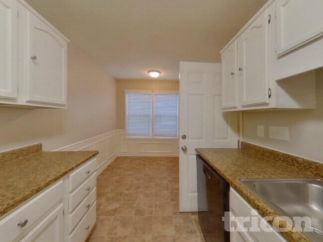 Foto del edificio - 6027 Running Deer Rd