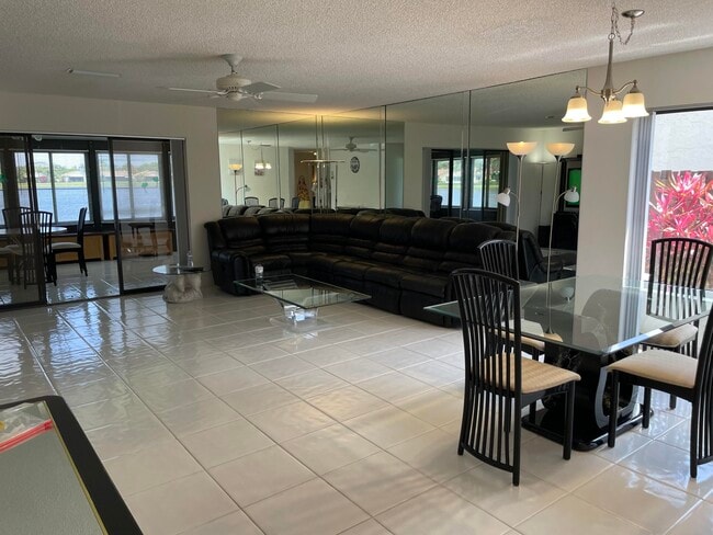 Building Photo - 5355 Mirror Lakes Blvd