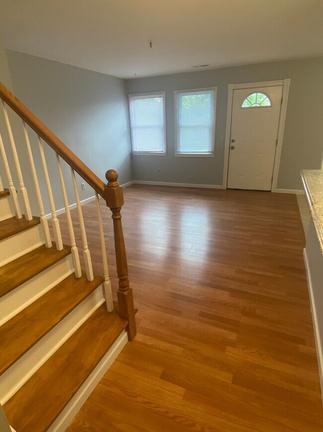 Building Photo - Spacious 4 bedroom, 2 bath Townhome