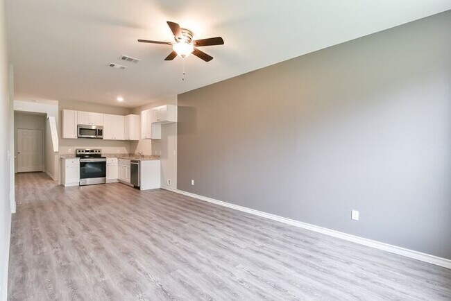 Foto del edificio - $1650! Fort Worth Duplex NOW LEASING for a July Move-In!