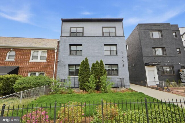 Foto del edificio - 1258 Holbrook Terrace NE