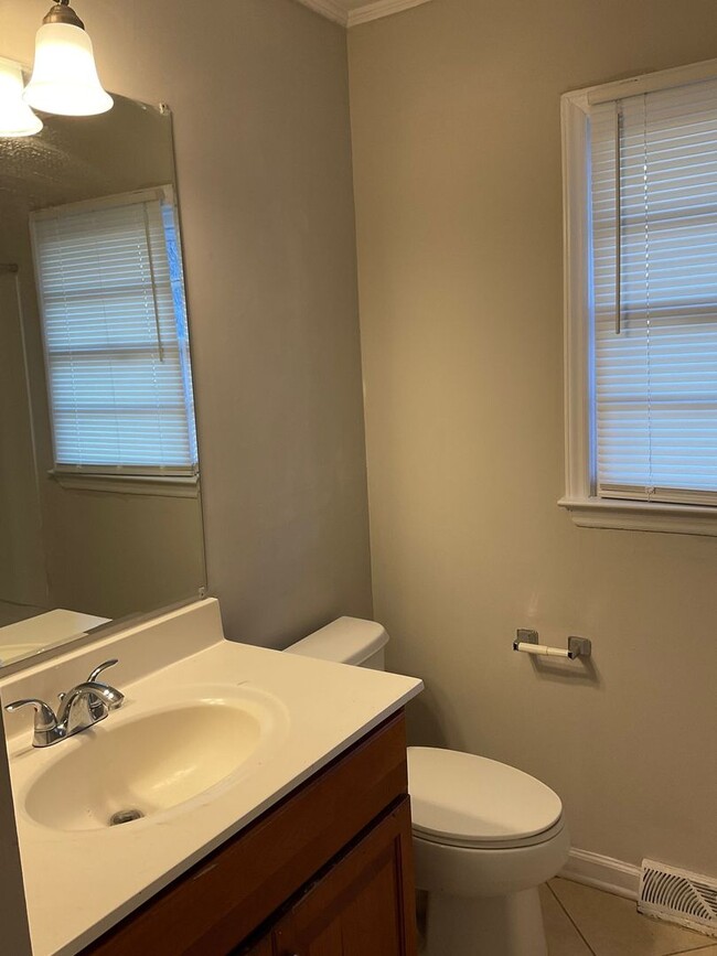 Foto del edificio - 4 Bedroom Brick Home in Gastonia - Hardwood Floors, Spacious Rooms!!!