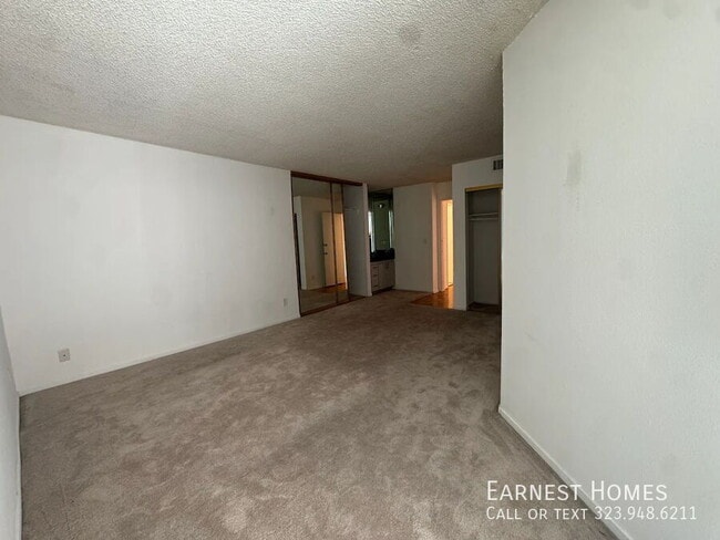 Building Photo - 8530 Holloway Dr