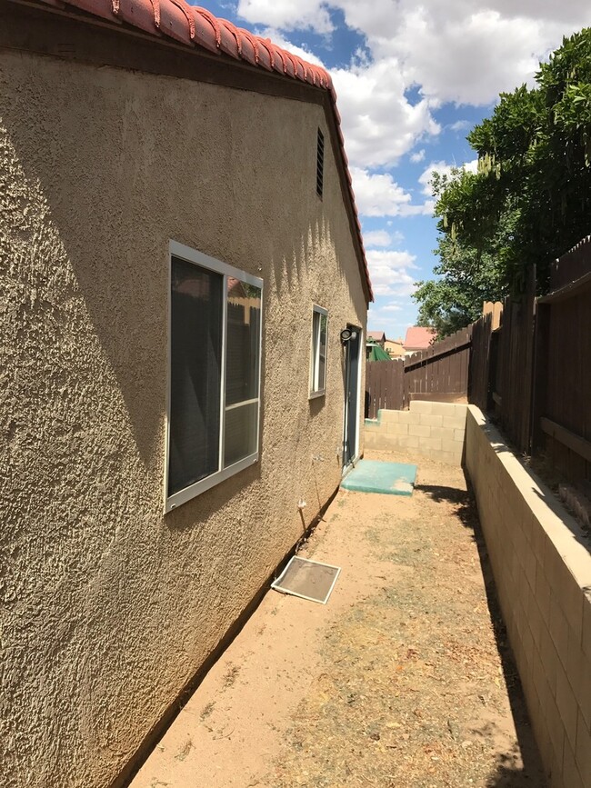 Building Photo - 4 BEDROOM VICTORVILLE HOME