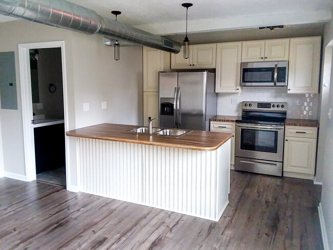 Kitchen - 1108 S Locust St