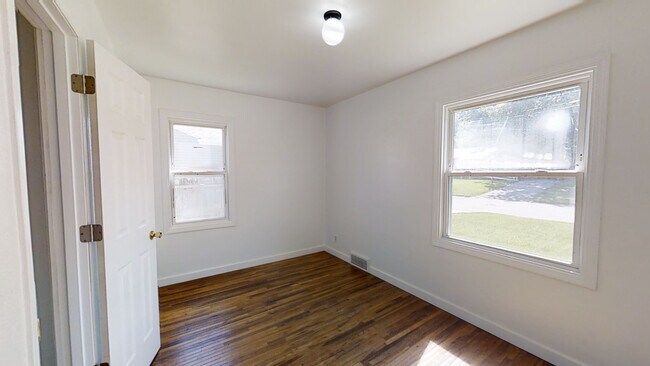 Pisos de madera noble y dormitorio soleado 1 - 1103 Amherst Ave