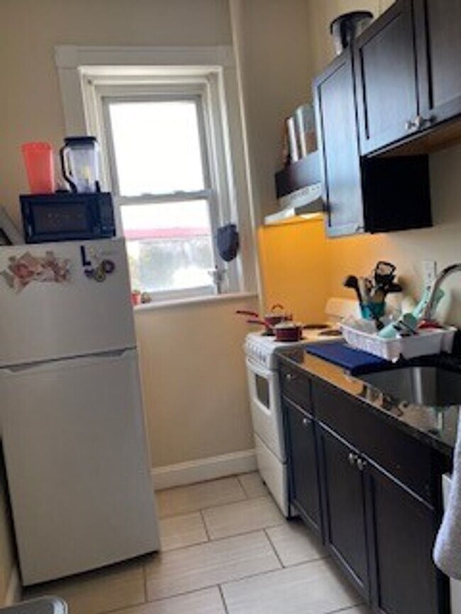 Foto del edificio - 2BR 1Bth unit. Heat/Hot Water included. Great location!