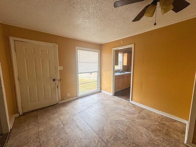 Building Photo - Spacious 3 Bedroom Home with Central AC