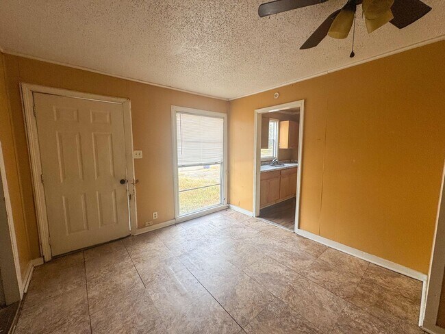 Foto del edificio - Spacious 3 Bedroom Home with Central AC