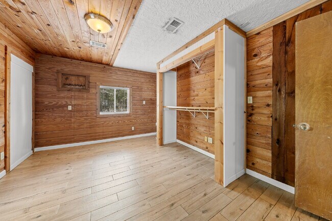 Foto del edificio - 301 Tatum Rd