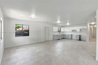 Building Photo - 861 NW 6th Ave