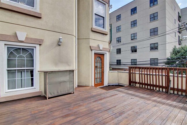 Building Photo - 600 Grand St