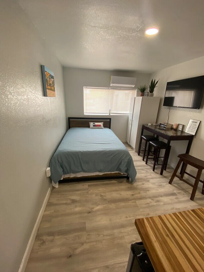 Estudio - 3831 Monroe Ave