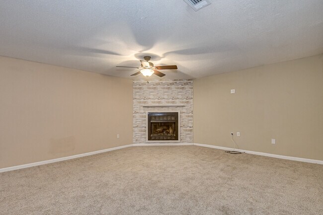 Foto del edificio - 4410 Goshen Lake Dr S