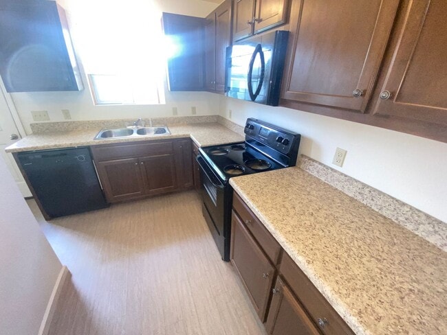 Building Photo - For Lease - 2 Bed, 1 Bath, 950sqft Duplex ...