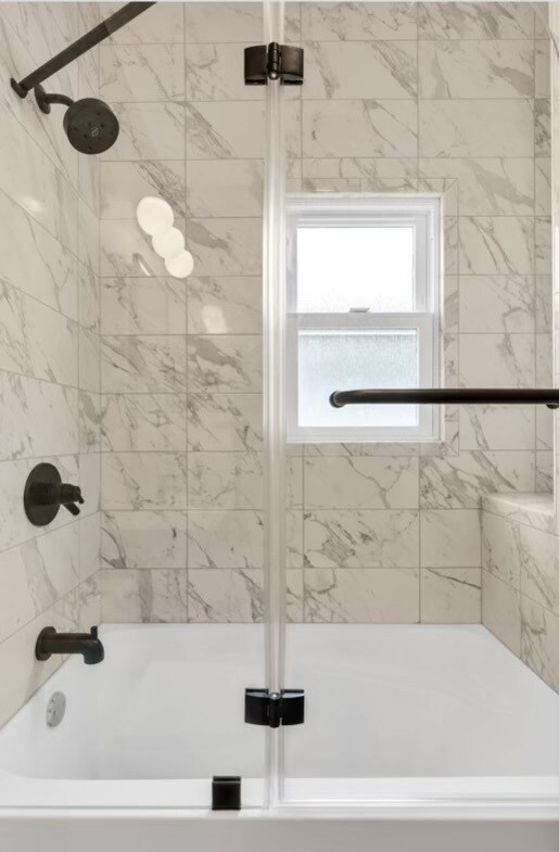 Hall Soaking Tub - 1062 Aileen St