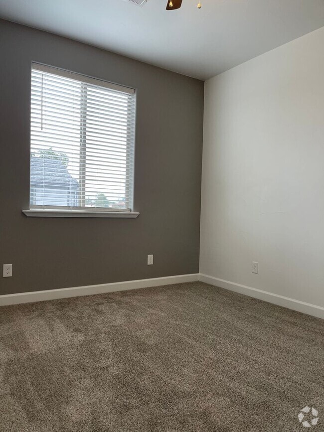 Building Photo - 1703 Ross Ave