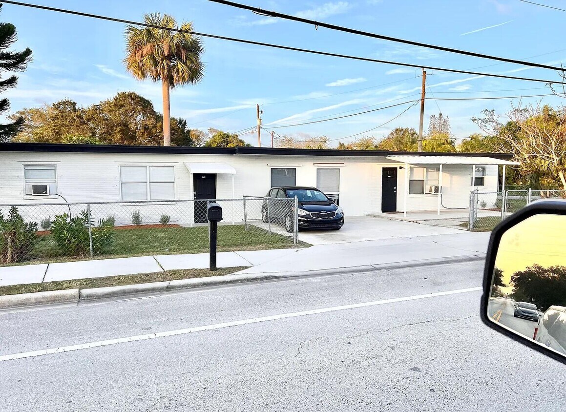 Primary Photo - 2204 St Lucie Blvd