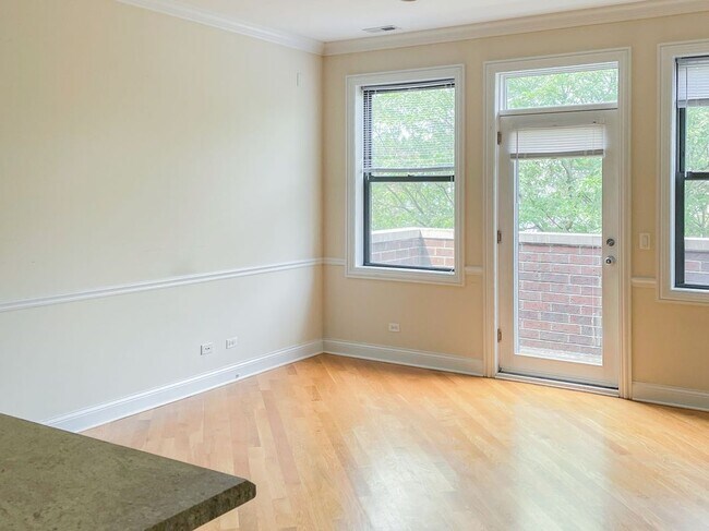 Building Photo - 3229 N Kenmore Ave