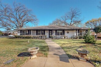 Building Photo - 820 Bedford Ct W