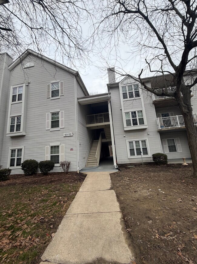 Edificio de 100 condominios - 102 Stone Hurst Ct