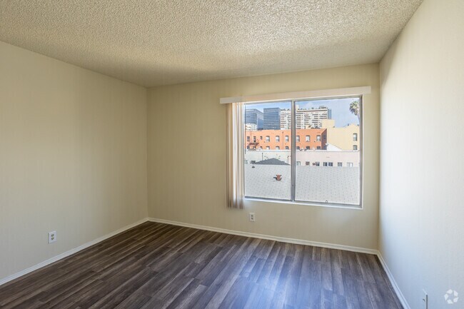 Dormitorio de 1BR, 1BA y 646SF - Irolostar Apartments