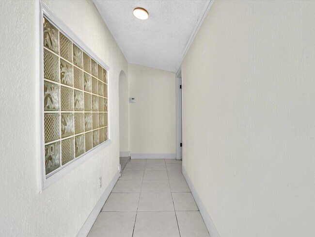 Foto del edificio - 6661 Meade St