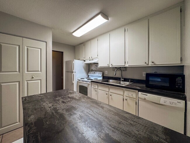 Building Photo - 1405 E 40th St