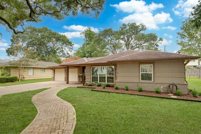 Building Photo - 3 BD / 2 BR Bellaire home on wooded lot!