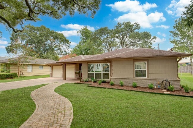 Foto del edificio - 3 BD / 2 BR Bellaire home on wooded lot!