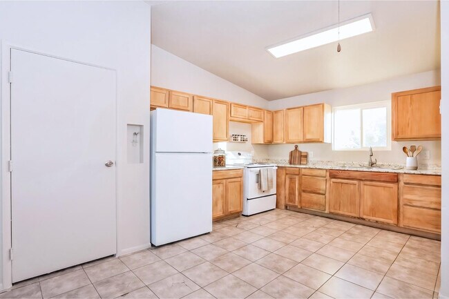 Foto del edificio - 465 W Ivyglen St