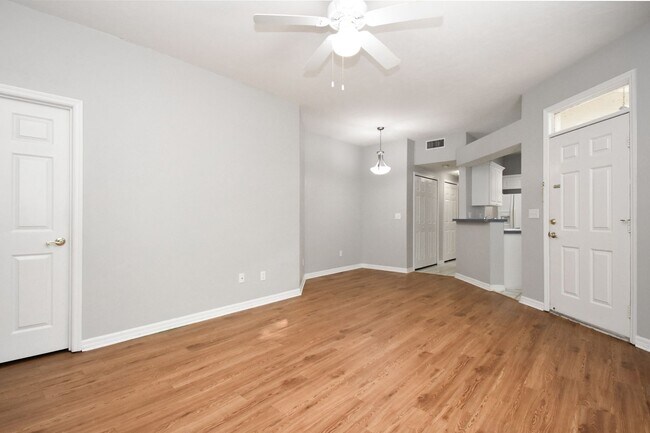 Building Photo - Charming 2BR/2BA End-Unit Condo in Monticello