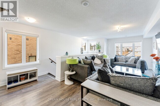 Photo du bâtiment - 71 Donald Fleming Way