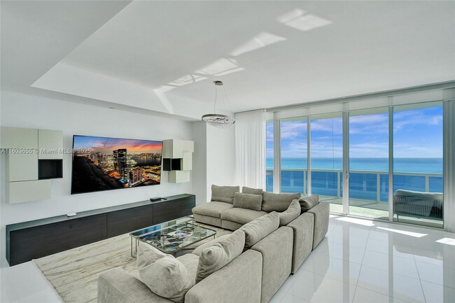 Foto del edificio - 15811 Collins Ave