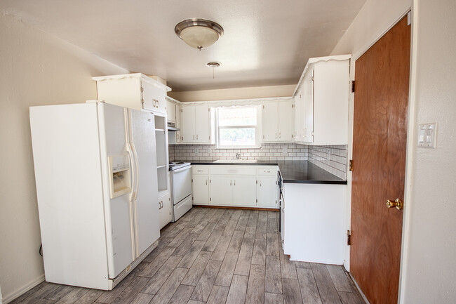 Kitchen - 1009 W Yucca Ave