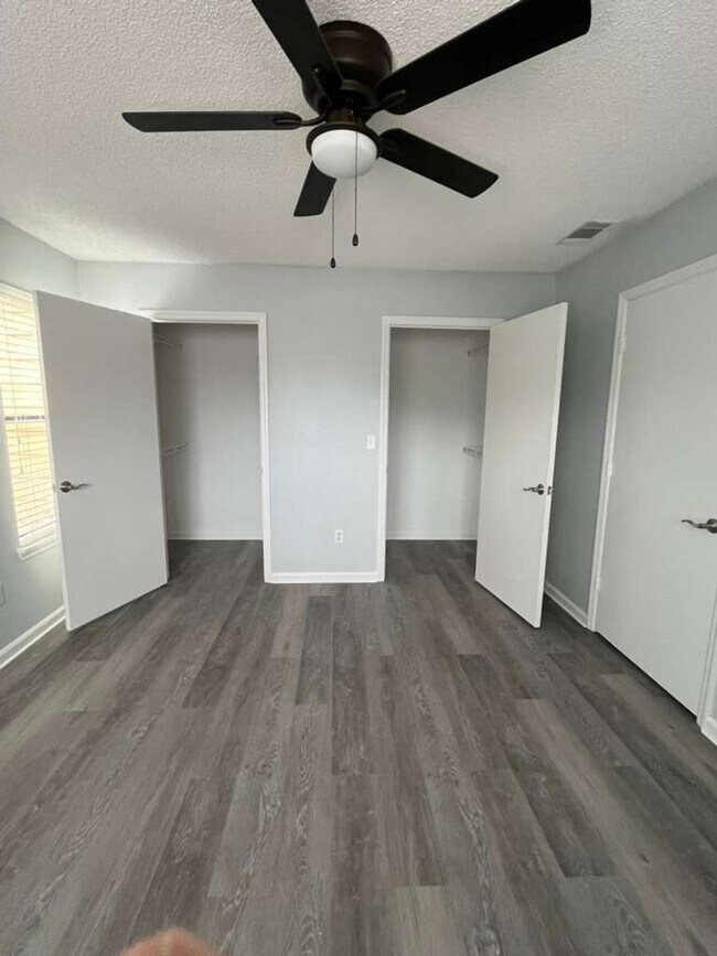 Foto del edificio - Cute 2 bedroom 1 bathroom condo! Freshly painted! New flooring!